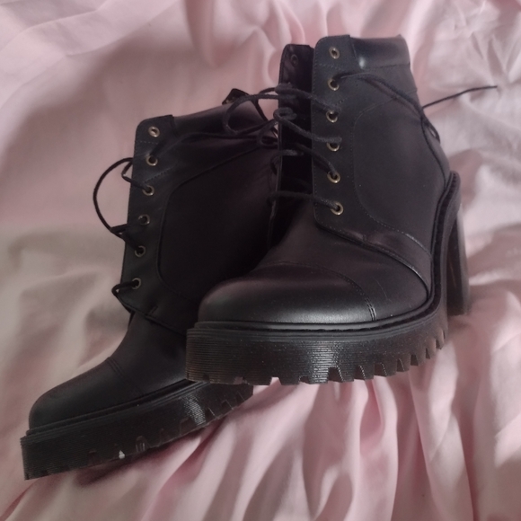Dr Martens Averil Boots - Picture 6 of 15